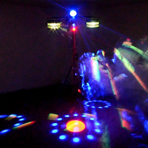 Lichtanlage 3 in Aktion; farbige Strahlen, Projektionen und Lichter, Nebel, Partyfeeling; zu mieten bei VEITLIGHT® in Berlin Lichtenberg