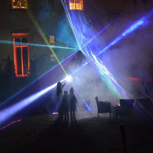 Lichtanlage 5 in Aktion; farbige Laser und Strahlen, Nebel, Partyfeeling; zu mieten bei VEITLIGHT® in Berlin Lichtenberg