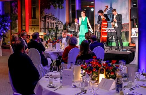 feiernde Menschen bei Bandauftritt mit Licht- und Tontechnik von VEITLIGHT®, bunt beleuchtet